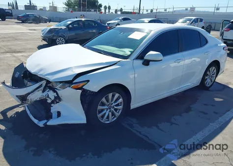 2018 Toyota Camry Le z USA, uszkodzony, nr VIN 4T1B11HK5JU505653